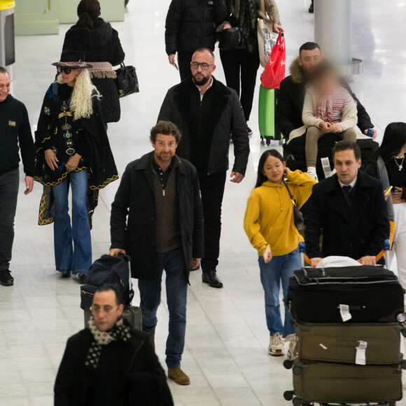 Exclusif - Laeticia Hallyday, ses filles Jade et Joy, Pascal Balland, Madeleine, la fille de P.Balland et Carl, chauffeur et garde du corps - Laeticia Hallyday, son compagnon et toute la famille arrivent à l'aéroport de Paris-Orly après avoir passé des vacances et le nouvel An à Marrakech au Maroc, à Orly, France, le 3 janvier 2020.