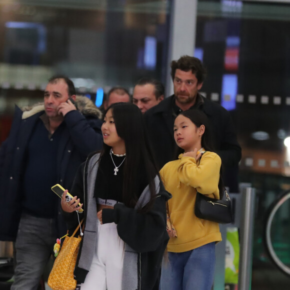 Exclusif - Jade et Joy Hallyday et Pascal Balland - Laeticia Hallyday, son compagnon et toute la famille arrivent à l'aéroport de Paris-Orly après avoir passé des vacances et le nouvel An à Marrakech au Maroc, à Orly, France, le 3 janvier 2020.