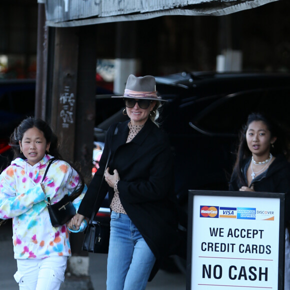 Laeticia Hallyday avec ses filles Jade et Joy au club privé Soho Warehouse en milieu d'après midi à Los Angeles le 15 décembre 2019.