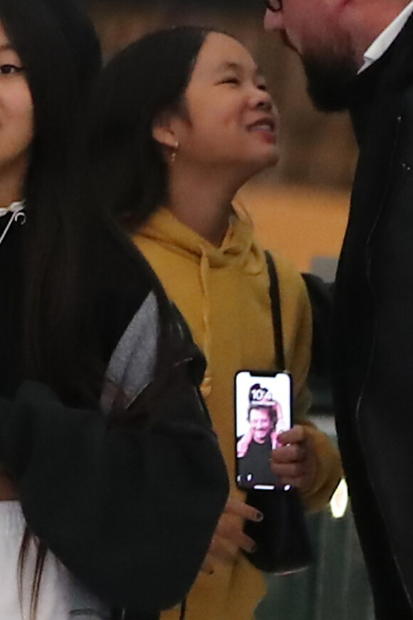 Exclusif - Joy Hallyday avec une photo de son père en fond d'écran sur son téléphone portable à l'aéroport de Paris-Orly le 3 janvier 2020.