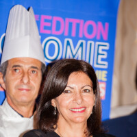 Anne Hidalgo tout sourire auprès de Pierre-Jean Chalençon pour la gastronomie