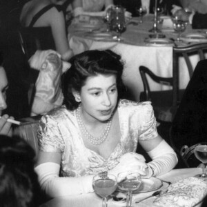 Archives - La reine Elisabeth II d'Angleterre et le prince Philip, duc d'Edimbourg, lors du dîner caritatif pour la fondation "George VI" au Dorchester Hotel à Londres. Mai 1948