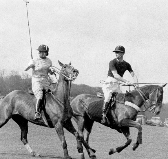 Le prince Philip, duc d'Edimbourg et Judy Forwood lors d'un match de polo en avril 1958.