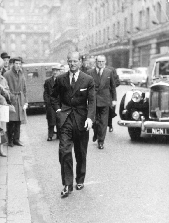 Le prince Philip, duc d'Edimbourg arrive à un déjeuner en mai 1960.