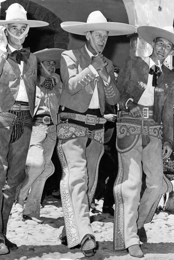 Le prince Philip, duc d'Edimbourg en tenue de mexicain lors d'une visite au Mexique, le 9 décembre 1964.