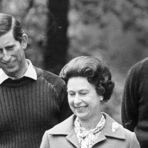 La reine Elisabeth II d'Angleterre, le prince Philip, duc d'Edimbourg, le prince Edward, le prince Charles, le prince Andrew, la princesse Anne et son fils Peter Phillips, à Balmoral pour le 32ème anniversaire de mariage de la reine et du duc d'Edimbourg. Novembre 1979