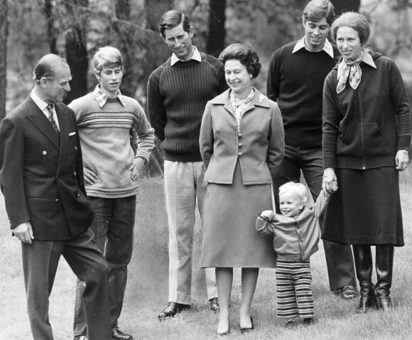 La reine Elisabeth II d'Angleterre, le prince Philip, duc d'Edimbourg, le prince Edward, le prince Charles, le prince Andrew, la princesse Anne et son fils Peter Phillips, à Balmoral pour le 32ème anniversaire de mariage de la reine et du duc d'Edimbourg. Novembre 1979