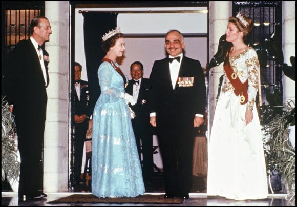 Le prince Philip et la reine Elizabeth avec le prince Hussein lors d'une visite officielle en Jordanie en 1984.