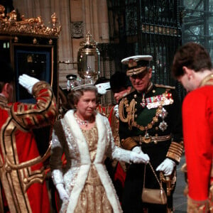 La reine Elisabeth II d'Angleterre et le prince Philip, duc d'Edimbourg lors de l'ouverture du parlement 1990.