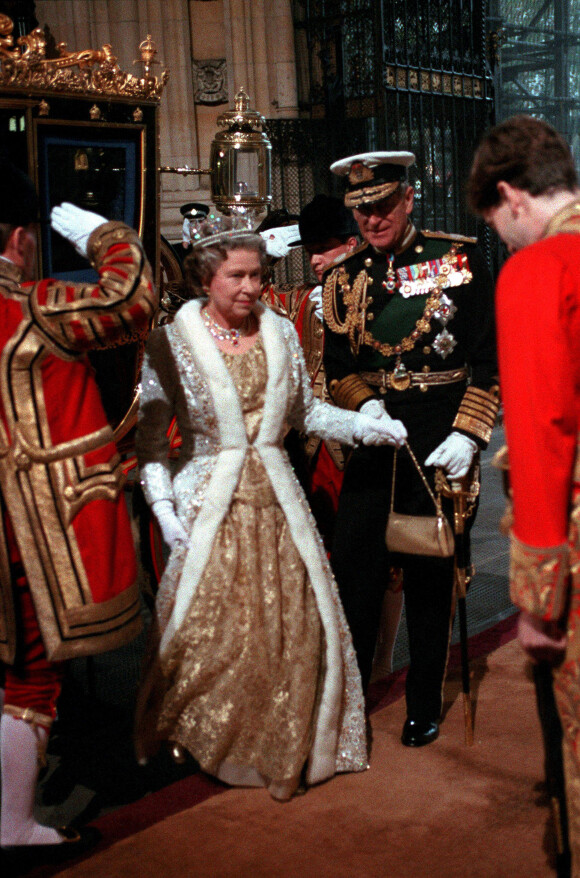 La reine Elisabeth II d'Angleterre et le prince Philip, duc d'Edimbourg lors de l'ouverture du parlement 1990.