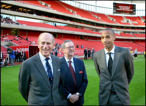 Le prince Philip avec Peter Hill-Wood et Thierry Henry - Rencontre avec les dirigeants et joueurs d'Arsenal en 2006 à Londres.