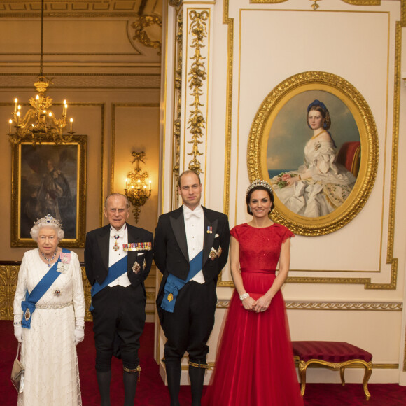 Camilla Parker Bowles, duchesse de Cornouailles, le prince Charles, la reine Elisabeth II d'Angleterre, le prince Philip, duc d'Edimbourg, le prince William, duc de Cambridge, et Kate Catherine Middleton, duchesse de Cambridge - La famille royale d'Angleterre lors de la réception annuelle pour les membres du corps diplomatique au palais de Buckingham à Londres. Le 8 décembre 2016