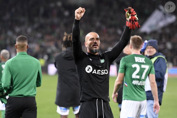 JOIE - FAIR PLAY - 30 JESSY MOULIN (ASSE) lors du match de championnat de Ligue 1 Conforama opposant l'AS Saint-Etienne (ASSE) à L'Olympique Lyonnais (OL) au stade Geoffroy Guichard à Saint-Etienne, France, le 6 octobre 2019. ASSE a gagné 1-0. © Anthony Bibard/Panoramic/Bestimage