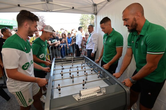 Romain Hamouma et Jessy Moulin - L'AS Saint-Etienne (ASSE) dévoile ses nouveaux maillots pour la saison 2019-2020, à la boutique des Verts, à Saint-Etienne, France, le 3 juillet 2019. © Frédéric Chambert/Panoramic/Bestimage