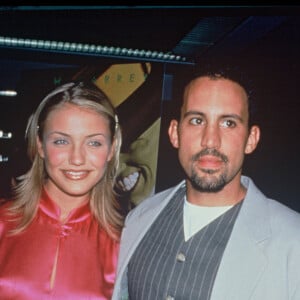 Cameron Diaz et son compagnon Carlos De la Torre lors de la première du film The Mask en 1994.