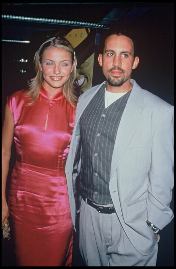 Cameron Diaz et son compagnon Carlos De la Torre lors de la première du film The Mask en 1994.