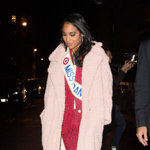 Clémence Botino, Miss France 2020 se rend sur le plateau de l'émission de radio NRJ à Paris le 17 décembre 2019.