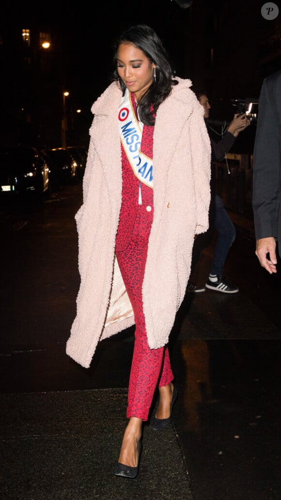 Clémence Botino, Miss France 2020 se rend sur le plateau de l'émission de radio NRJ à Paris le 17 décembre 2019.