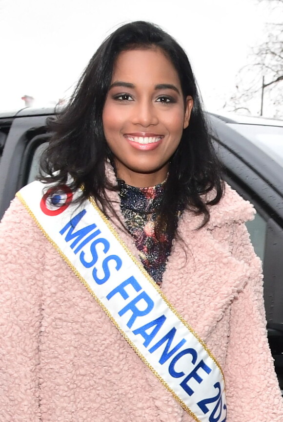 Exclusif - Clémence Botino (Miss France 2020) se rend au siège du groupe TF1 à Boulogne-Billancourt le 16 décembre 2019.