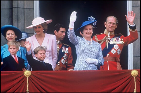 Diana, ses fils William et Harry, le prince Charles, la reine Elizabeth et son mari le prince Philip, au balcon de Buckingham, en 1989.
