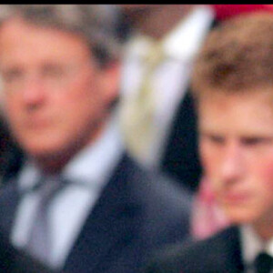 Elizabeth II, le prince Charles, le prince William et le prince Harry à la cathédrale Saint Paul de Londres en 2006 pour les 80 ans de la reine.