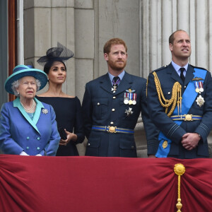 Le prince Edward, comte de Wessex, la comtesse Sophie de Wessex, le prince Charles, Camilla Parker Bowles, duchesse de Cornouailles, la reine Elisabeth II d'Angleterre, Meghan Markle, duchesse de Sussex, le prince Harry, duc de Sussex, le prince William, duc de Cambridge, Kate Catherine Middleton, duchesse de Cambridge - La famille royale d'Angleterre lors de la parade aérienne de la RAF pour le centième anniversaire au palais de Buckingham à Londres. Le 10 juillet 2018