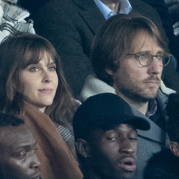 Mathieu Vergne et sa femme Ophélie Meunier dans les tribunes lors du match de Ligue 1 opposant le Paris Saint-Germain à l'AS Monaco au Parc des Princes à Paris, France, le 12 janvier 2020. Le PSG fait match nul face à l'AS Monaco (3-3).