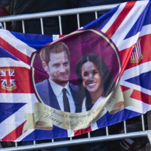 Le prince Harry et Meghan Markle saluent les habitants de Chichester dans le Sussex le 3 octobre 2018.