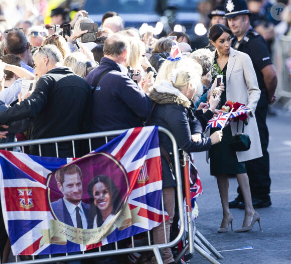 Le prince Harry et Meghan Markle saluent les habitants de Chichester dans le Sussex le 3 octobre 2018.