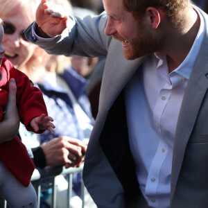 Le prince Harry et Meghan Markle saluent les habitants de Chichester dans le Sussex le 3 octobre 2018.