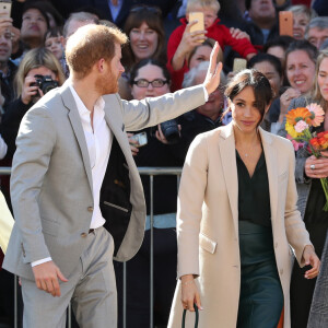 Le prince Harry et Meghan Markle saluent les habitants de Chichester dans le Sussex le 3 octobre 2018.