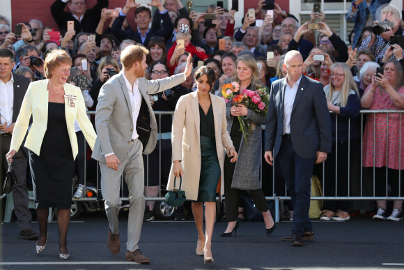 Le prince Harry et Meghan Markle saluent les habitants de Chichester dans le Sussex le 3 octobre 2018.