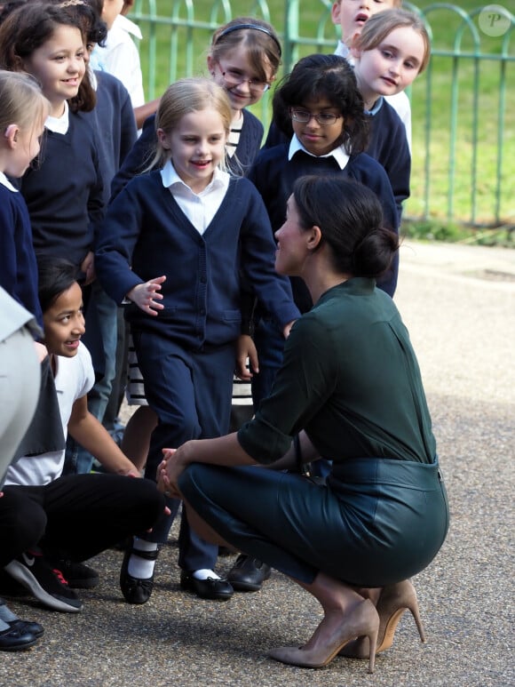 Le prince Harry, duc de Sussex, et Meghan Markle, duchesse de Sussex sont accueillis par des enfants lors de leur visite au Brighton Pavilion à Brighton le 3 octobre 2018.