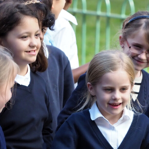 Le prince Harry, duc de Sussex, et Meghan Markle, duchesse de Sussex sont accueillis par des enfants lors de leur visite au Brighton Pavilion à Brighton le 3 octobre 2018.