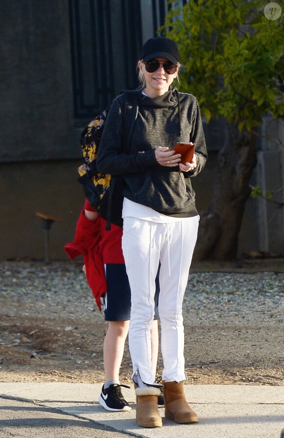 Exclusif - Anna Faris, son compagnon M.Barrett et son fils Jack Pratt ont été aperçus dans les rues de Los Angeles, le 20 décembre 2019.