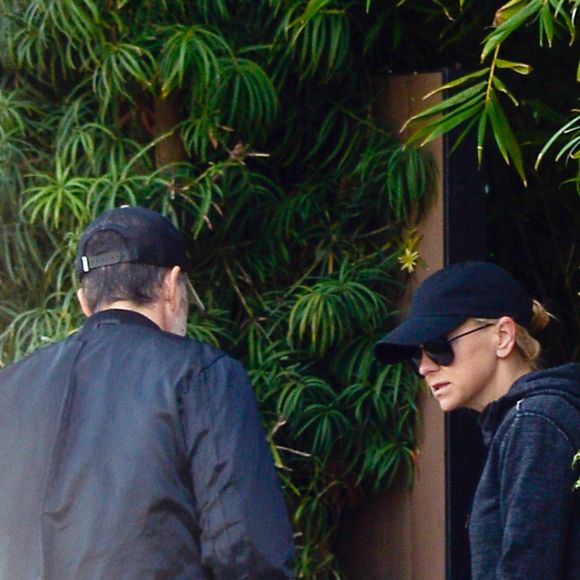 Exclusif - Anna Faris, son compagnon Michael Barrett et son fils J.Pratt ont été aperçus dans les rues de Los Angeles, le 20 décembre 2019.