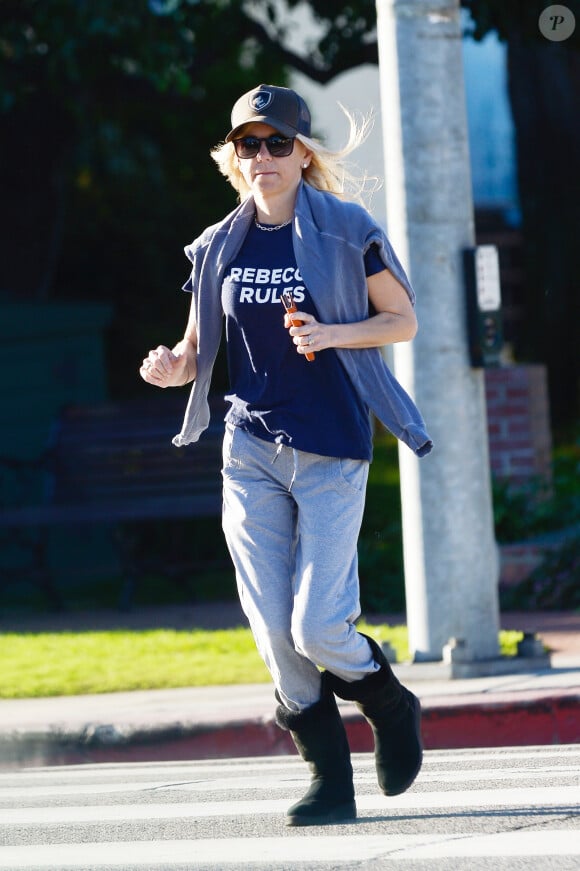 Exclusif - Anna Faris traverse une intersection en courant à Los Angeles le 21 novembre 2019.
