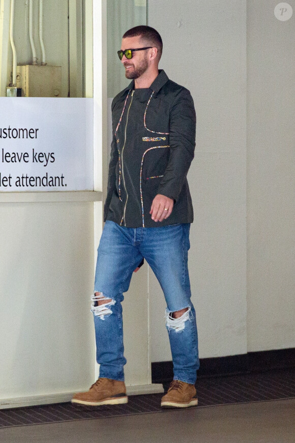 Exclusif - Justin Timberlake, très souriant, alors qu'il quitte un bureau à Los Angeles. L'acteur a été aperçu pour la première fois depuis qu'il s'est excusé pour son "manque de jugement" après avoir photographié avec une actrice sur le tournage du film 'Palmer' à la Nouvelle Orléans. Le 20 décembre 2019.