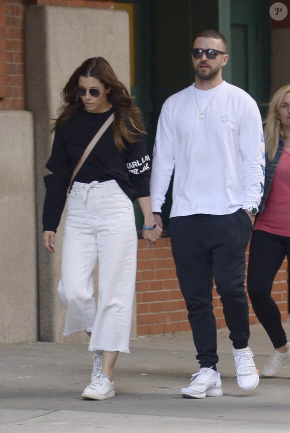 Exclusif - Jessica Biel et son mari Justin Timberlake sont allés diner avec des amis au restaurant Yves dans le quartier de Tribeca à Los Angeles, le 25 août 2019