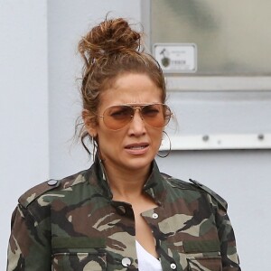 Exclusif - Jennifer Lopez sort de son cours de gym avec des amis puis se rend dans les studios "Telemundo" à Miami, le 8 janvier 2020.