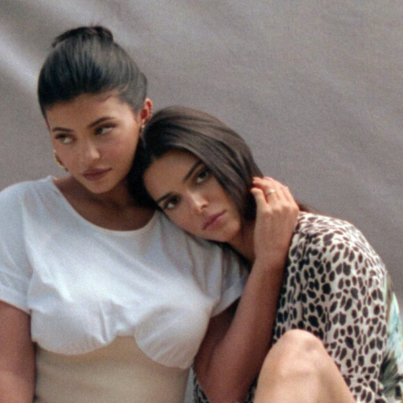 Les soeurs Kendall et Kylie Jenner posent ensemble pour la nouvelle campagne été 2019 de leur marque KENDALL + KYLIE