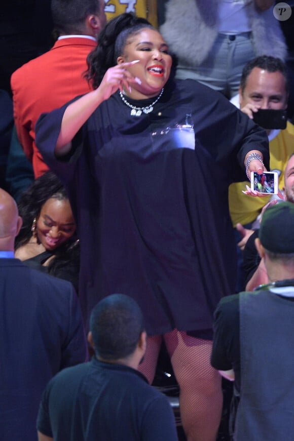 Lizzo montre ses fesses et fait rire tout le stade pendant le match de basket des Lakers contre les Minnesota Timberwolves au Staples Center à Los Angeles, le 8 décembre 2019s