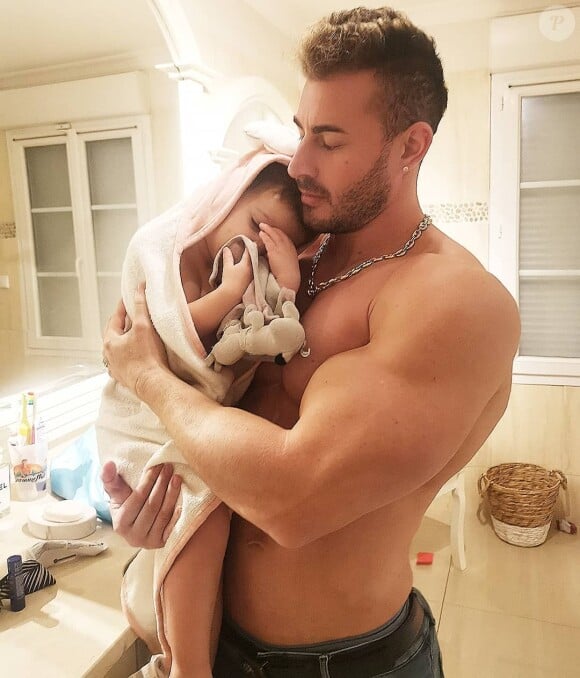 Maxime Parisi, l'ancien fiancé de Julia Paredes, fait un câlin à sa fille Luna, le 14 novembre 2019