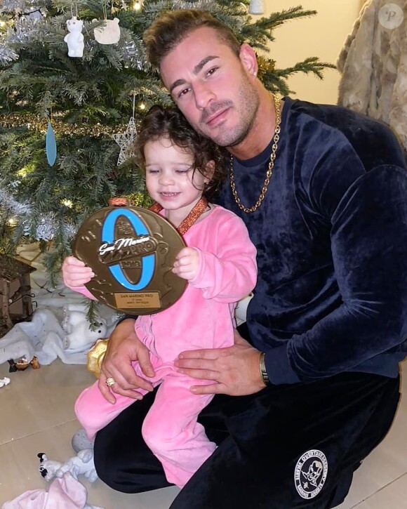 Maxime Parisi, l'ancien fiancé de Julia Paredes, avec sa fille Luna, le 18 décembre 2019