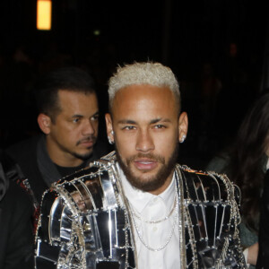 Les footballeurs Neymar et Eric-Maxim Choupo-Moting assistent au défilé de mode Homme automne-hiver 2020/2021 "Balmain" à Paris. Le 17 janvier 2020 © Veeren Ramsamy-Christophe Clovis / Bestimage