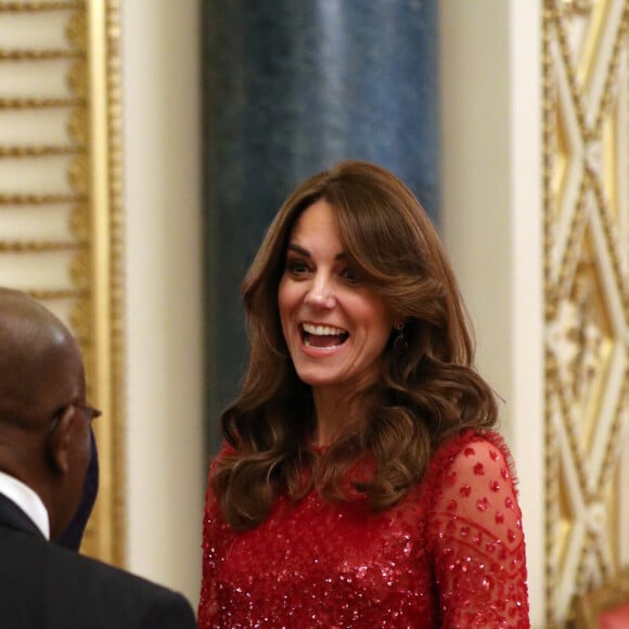 Le prince William, duc de Cambridge, et Kate Middleton, duchesse de Cambridge, accueillent les invités de la réception organisée pour le début du "Sommet Grande-Bretagne-Afrique sur les investissements" à Buckingham Palace, le 20 janvier 2020.