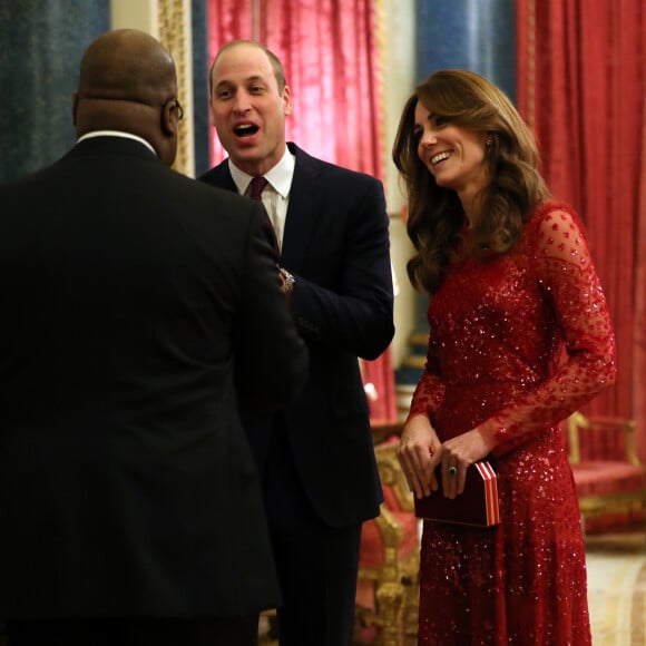 Le prince William, duc de Cambridge, et Kate Middleton, duchesse de Cambridge, accueillent les invités de la réception organisée pour le début du "Sommet Grande-Bretagne-Afrique sur les investissements" à Buckingham Palace, le 20 janvier 2020.