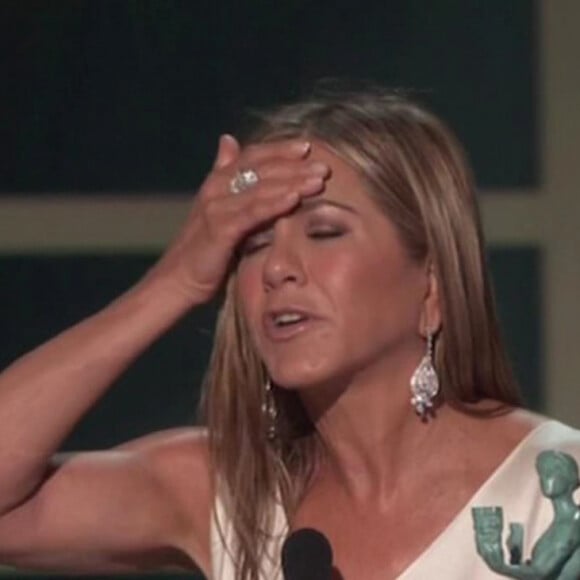 Jennifer Aniston recevant son prix de meilleure actrice dans une série dramatique pour "The Morning Show", lors de la 26e cérémonie des "Screen Actors Guild Awards" ("SAG Awards") qui s'est déroulée au Shrine Auditorium à Los Angeles, le 19 janvier 2020.