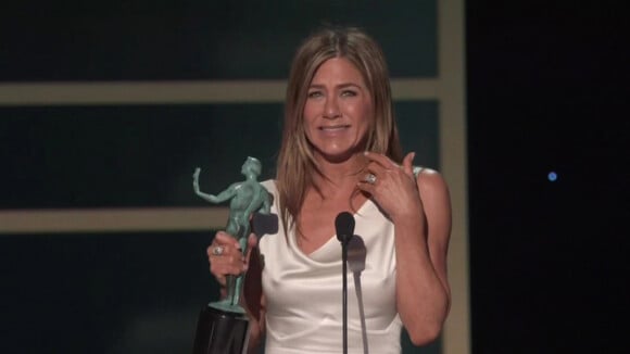 Jennifer Aniston recevant son prix de meilleure actrice dans une série dramatique pour "The Morning Show", lors de la 26e cérémonie des "Screen Actors Guild Awards" ("SAG Awards") qui s'est déroulée au Shrine Auditorium à Los Angeles, le 19 janvier 2020.
