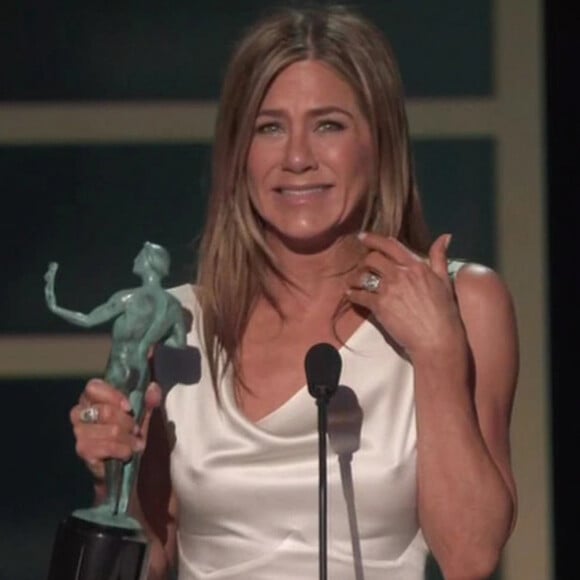 Jennifer Aniston recevant son prix de meilleure actrice dans une série dramatique pour "The Morning Show", lors de la 26e cérémonie des "Screen Actors Guild Awards" ("SAG Awards") qui s'est déroulée au Shrine Auditorium à Los Angeles, le 19 janvier 2020.